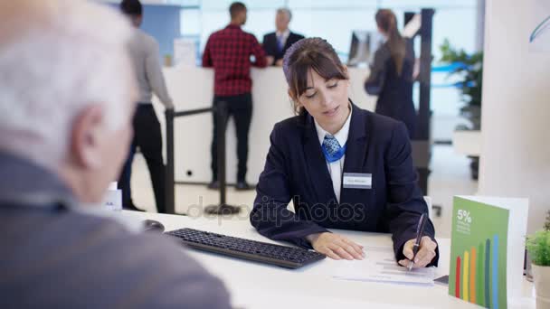 Moderne Stad Bank Adviseur Meewerkende Klant Krijgen Handtekening Het Document — Stockvideo