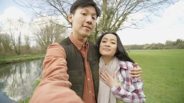 Feliz Jovem Casal Fazendo Chamada Vídeo Enquanto Passa Tempo Lazer — Vídeo de Stock