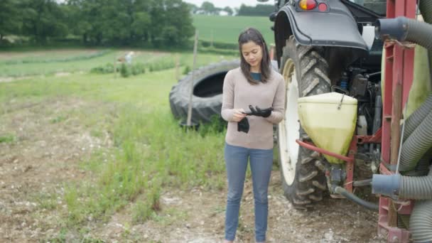 Porträtt Leende Kvinnliga Jordbrukare Står Bredvid Traktorn — Stockvideo