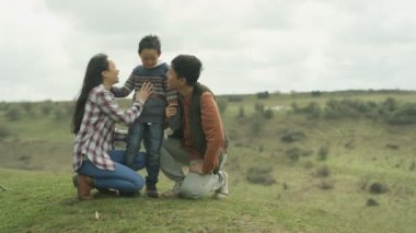4k mutlu genç Asyalı aile eğlence vakit açık havada kırsal kesimde