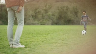 4 k mutlu genç Asyalı baba ve açık havada futbol oynayan ve having fun
