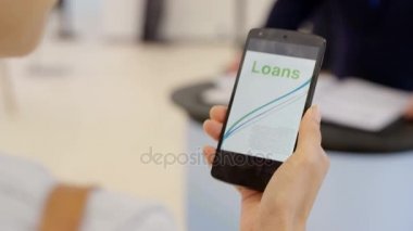 4k ile internet bankacılık perde için mali müşavir konuşuyor telefonda müşteri