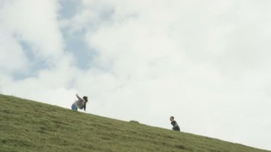 4 k mutlu anne ve açık havada vakit ve kırsal kesimde yürüyüş oğlu