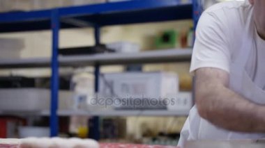 4k hamur topları inişli çıkışlı bir fırını dükkanında çalışan