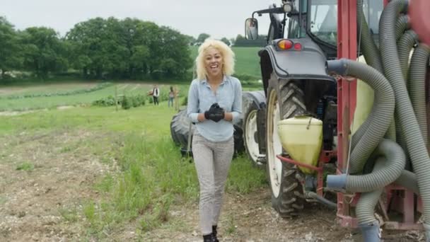 Ειδήσεις Δημοσιογράφος Κάνει Ζωντανό Κομμάτι Κάμερα Εξωτερικούς Χώρους Ένα Αγρόκτημα — Αρχείο Βίντεο