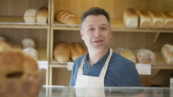 Trabalhador Amigável Padaria Que Serve Cliente Balcão — Vídeo de Stock