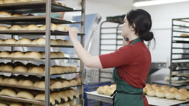 Arbetare Bageri Kök Prata Telefon Som Hon Kontrollerar Brickor Med — Stockvideo