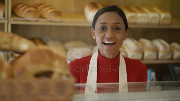 Freundliche Mitarbeiterin Bäckerei Die Kunden Der Theke Bedient — Stockvideo