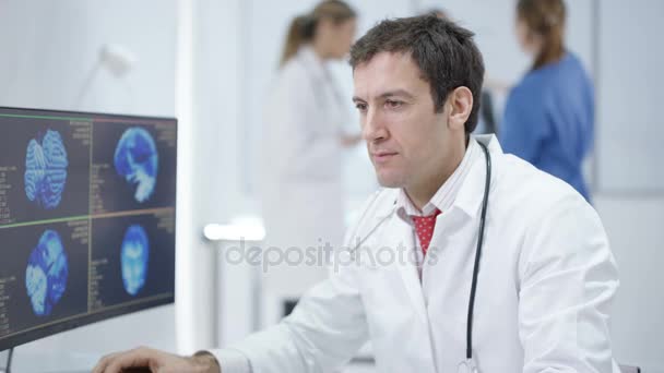 Retrato Del Médico Sonriente Clínica Moderna Mirando Los Escaneos Pacientes — Vídeos de Stock