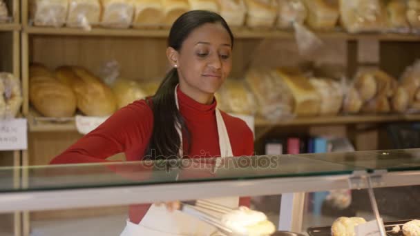 Portrait Heureux Couple Propriétaires Entreprise Derrière Comptoir Dans Boulangerie — Video