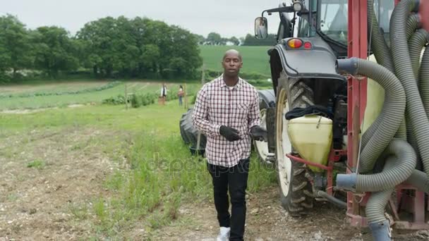 Journaliste Nouvelles Faisant Pièce Direct Caméra Extérieur Sur Une Ferme — Video