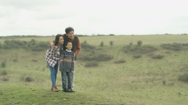 Família Feliz Passar Tempo Livre Caminhando Campo — Vídeo de Stock