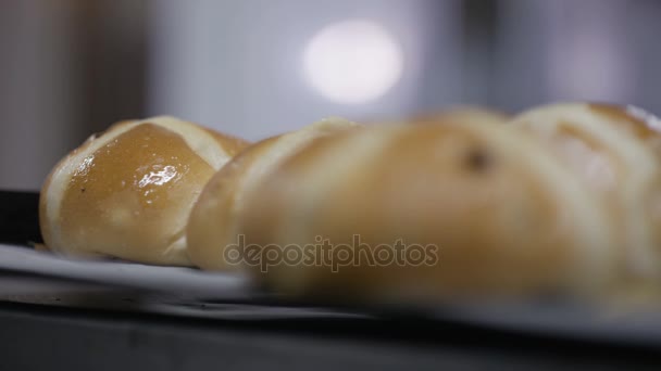 Feche Bandeja Pães Cruz Quentes Uma Padaria Não Pessoas — Vídeo de Stock