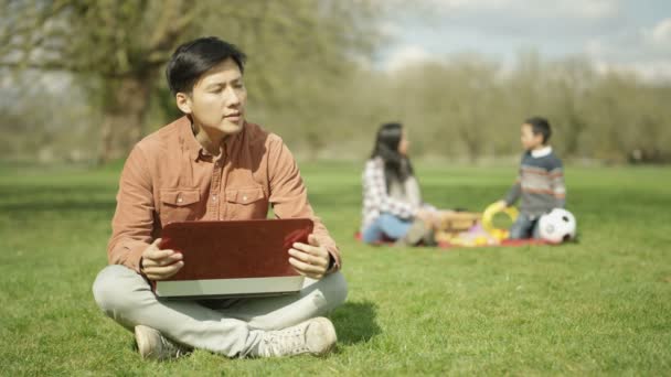 Laptop Parkban Dolgozó Anya Fia Háttérben Ember — Stock videók