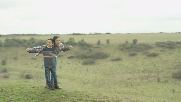 快乐的年轻母亲和儿子在乡下度过闲暇时光 — 图库视频影像