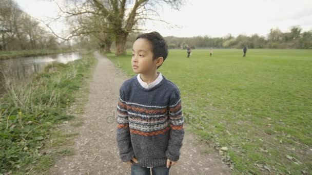 Щасливий Маленький Хлопчик Грає Сільській Місцевості Тягне Обличчя Камери — стокове відео