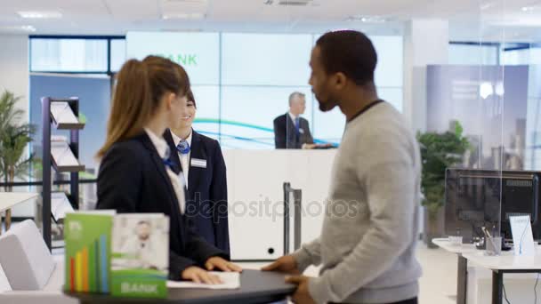 Kunde Wartet Auf Treffen Mit Finanzberater Moderner Bank — Stockvideo