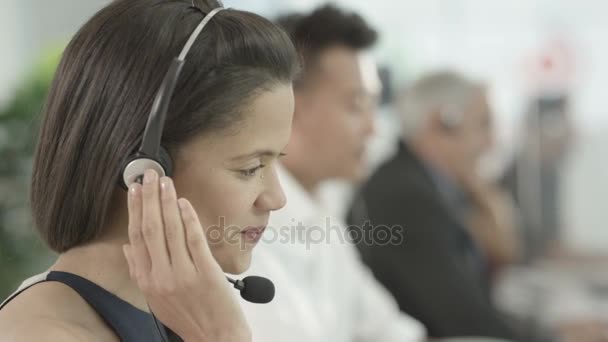 Venligt Blandet Etnicitet Telesalg Team Tager Opkald Travle Callcenter – Stock-video