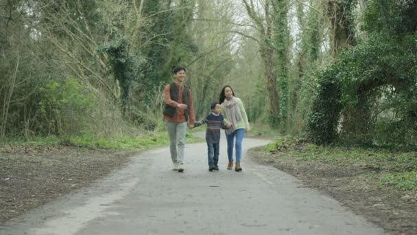 Happy Jeune Famille Asiatique Amuser Plein Air Marcher Dans Campagne — Video