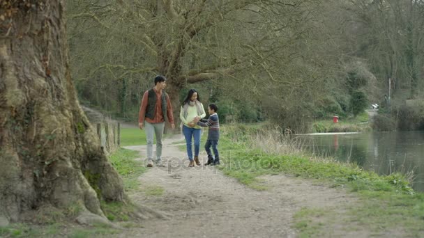 Familia Feliz Caminando País Padres Esperando Bebé Con Niño Pequeño — Vídeos de Stock