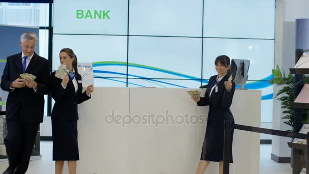 Banca Lavoratori Mostra Con Sacco Soldi Gettare Banconote Aria — Video Stock