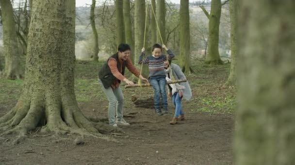 Feliz Familia Asiática Pasar Tiempo Aire Libre Jugando Swing Bosque — Vídeos de Stock