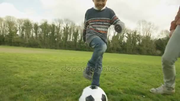 快乐的亚洲孩子父子在户外踢足球 玩得开心 — 图库视频影像