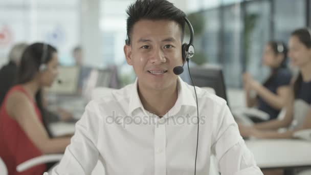 Freundlicher Kundendienstberater Gespräch Mit Einem Kunden Videoanruf — Stockvideo