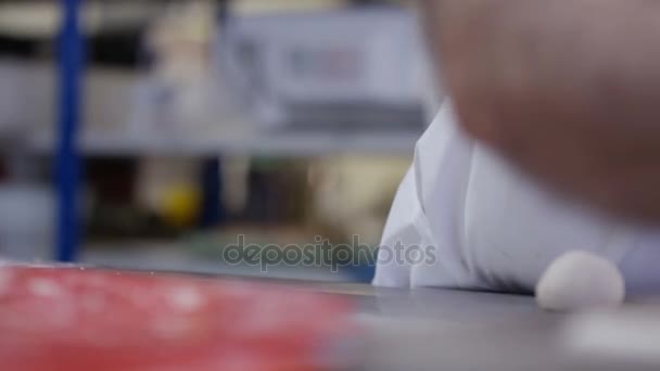 Крупним Планом Руках Чоловік Викидає Кульки Тіста Хлібобулочній Майстерні — стокове відео
