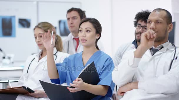 Ιατρικό Προσωπικό Ακούγοντας Διάλεξη Και Ερωτήσεις Στο Ιατρικό Συνέδριο — Αρχείο Βίντεο