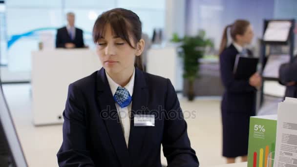 Trabajador Del Banco Mostrador Servicio Que Ayuda Cliente Con Retiro — Vídeo de stock