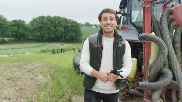 电视新闻记者做现场拍摄在户外的农场 — 图库视频影像
