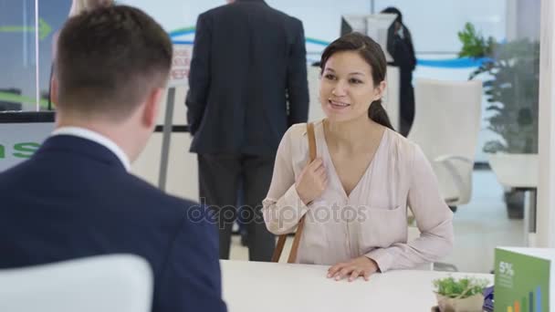 Banco Cidade Moderno Homem Que Assiste Cliente Obtendo Assinatura Documento — Vídeo de Stock