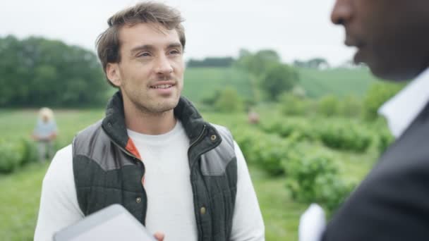 Businessman Outdoors Farmer Negotiating Shaking Hands Deal — Stock Video