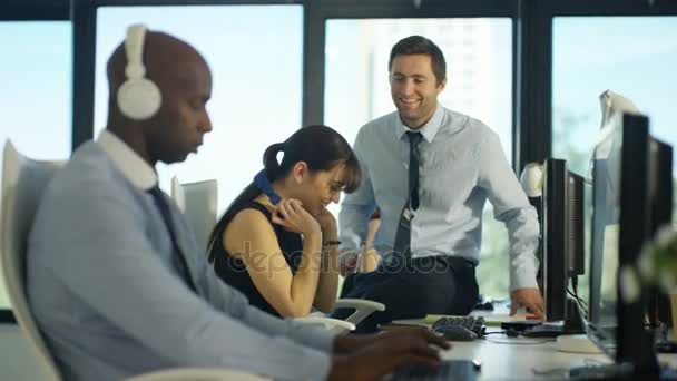 Opérateurs Service Clientèle Travail Dans Bureau Ville Avec Directeur Supervisant — Video