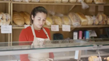 4 k portre mutlu çift işletme sahipleri ekmek dükkanda tezgahın arkasındaki