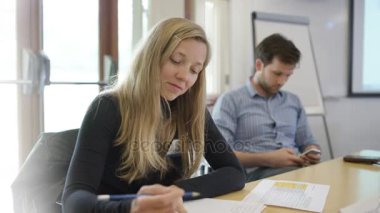 4K İş Adamları eğitim seminerinde birlikte çalışıyor ve yeni beceriler öğreniyor