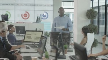 4 k iş Yöneticisi meşgul modern Çağrı Merkezi çalışanlarına konuşuyor