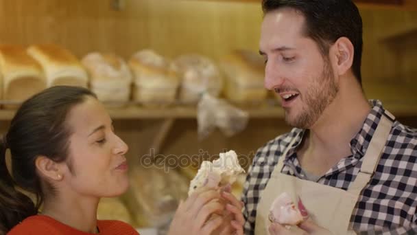 Couple Ludique Dans Boulangerie Appréciant Manger Des Gâteaux Crème — Video