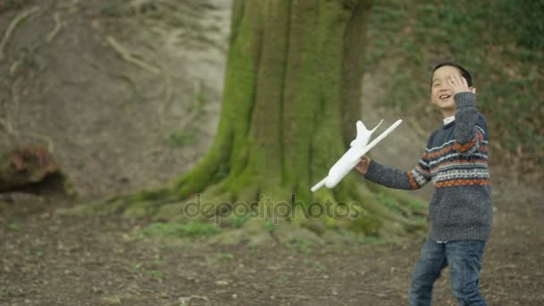 幸せな父と息子の演奏 森の中で模型飛行機を持った少年 — ストック動画