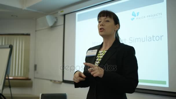 Businesswoman Giving Talk Colleagues Training Seminar — Stock Video
