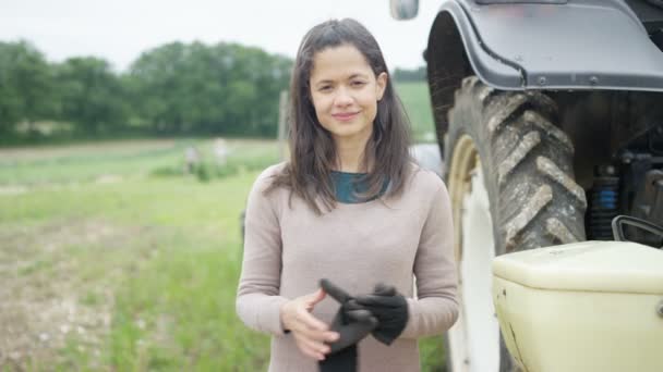 Portrét Usmívající Žena Zemědělce Vedle Traktoru — Stock video