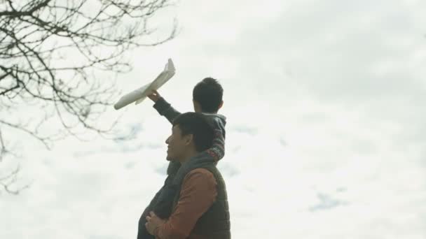 Счастливый Отец Несет Сына Плечах Играет Открытом Воздухе Моделью Самолета — стоковое видео