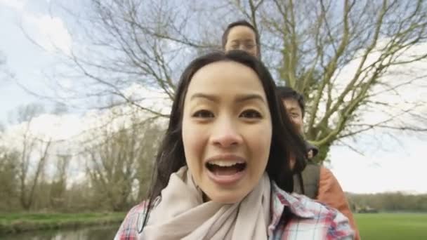 Familia Joven Feliz Haciendo Videollamada Mientras Pasa Tiempo Libre Aire — Vídeos de Stock