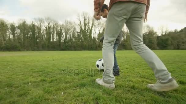 Szczęśliwy Młody Asian Ojca Syna Gry Piłkę Nożną Zewnątrz Zabawy — Wideo stockowe