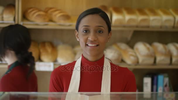 Trabajador Amable Panadería Que Sirve Cliente Mostrador — Vídeos de Stock