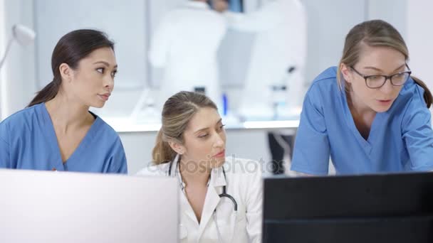 现代医院女性医疗队看电脑和开会 — 图库视频影像