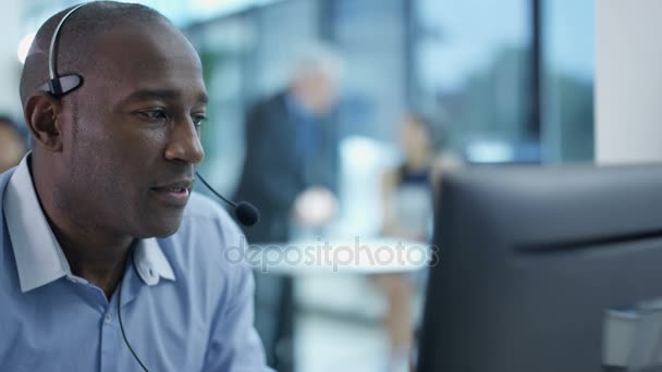 Operadores Call Center Escritório Cidade Trabalhando Computadores Conversando Com Clientes — Vídeo de Stock