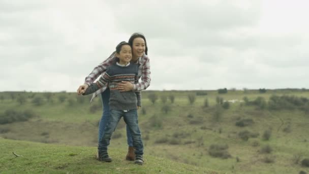 Feliz Jovem Mãe Filho Passar Tempo Lazer Livre Campo — Vídeo de Stock