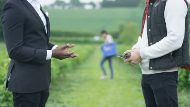 Empresario Irreconocible Agricultor Negociando Estrechando Mano Acuerdo — Vídeos de Stock